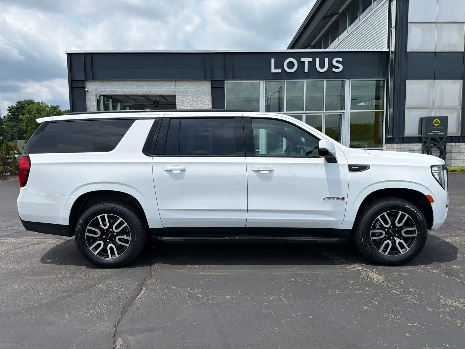 Used 2024 GMC Yukon XL AT4 w/ Max Trailering Package AWD/4WD image 12
