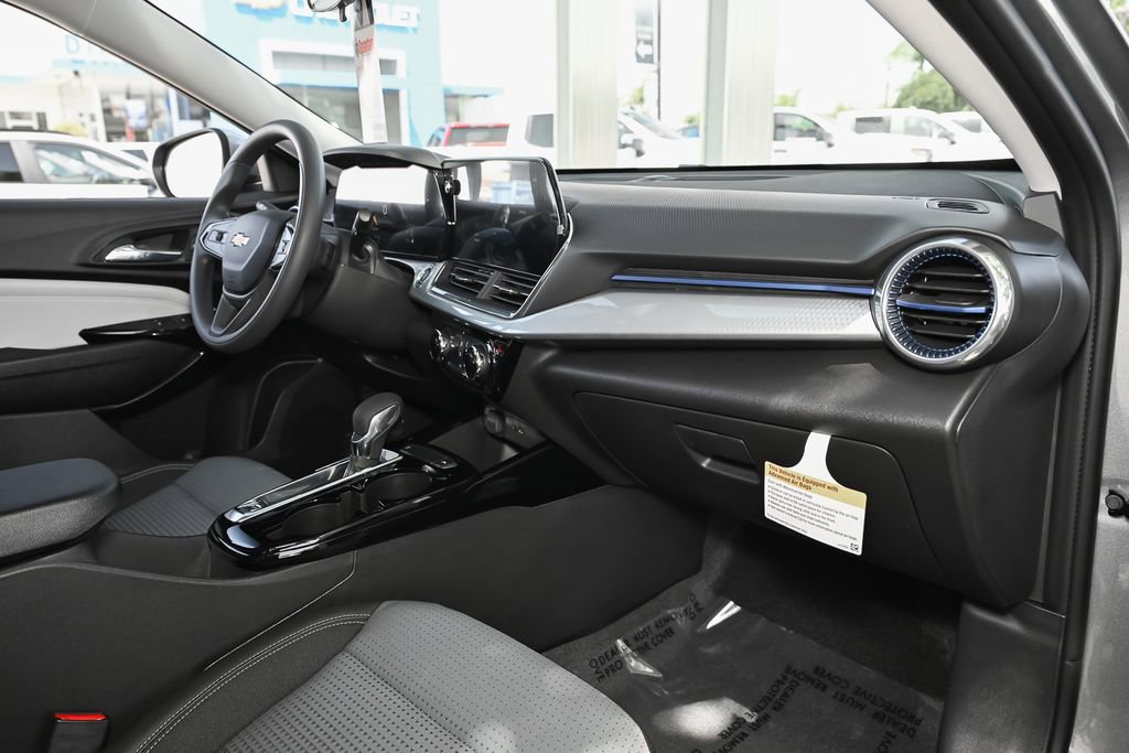 New 2026 Chevrolet Trax LT w/ LPO, Blackout Package FWD image 34