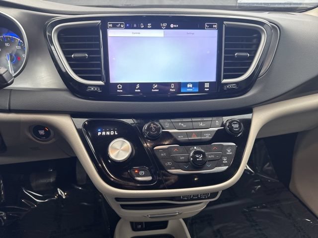 Used 2024 Chrysler Pacifica Touring-L FWD image 21