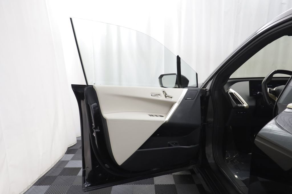 Certified 2023 BMW iX xDrive50 w/ Premium Package AWD/4WD image 4