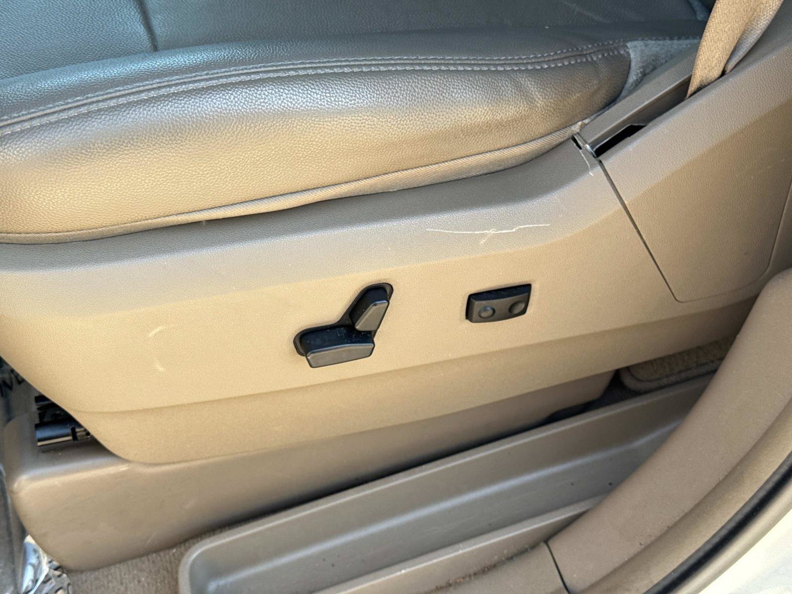 Used 2013 Chrysler Town & Country Touring FWD image 19