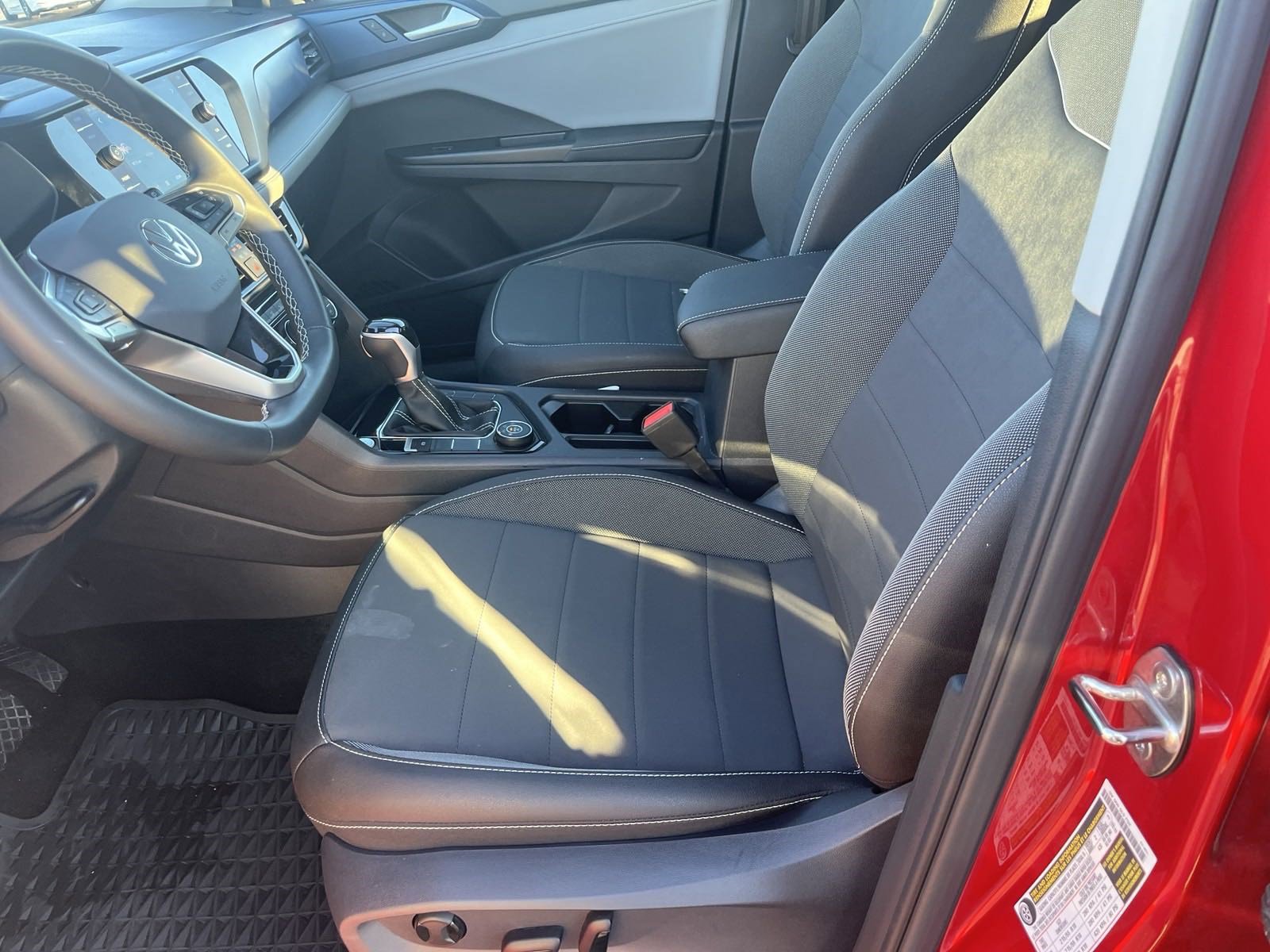 Used 2024 Volkswagen Taos SE image 5