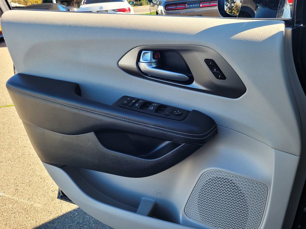 Used 2024 Chrysler Pacifica Touring-L image 14