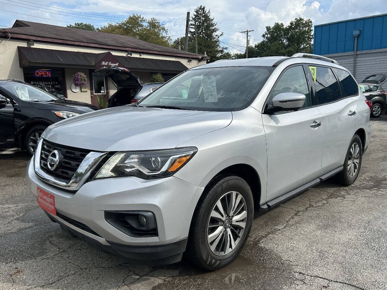 Used 2019 Nissan Pathfinder SL AWD/4WD image 2
