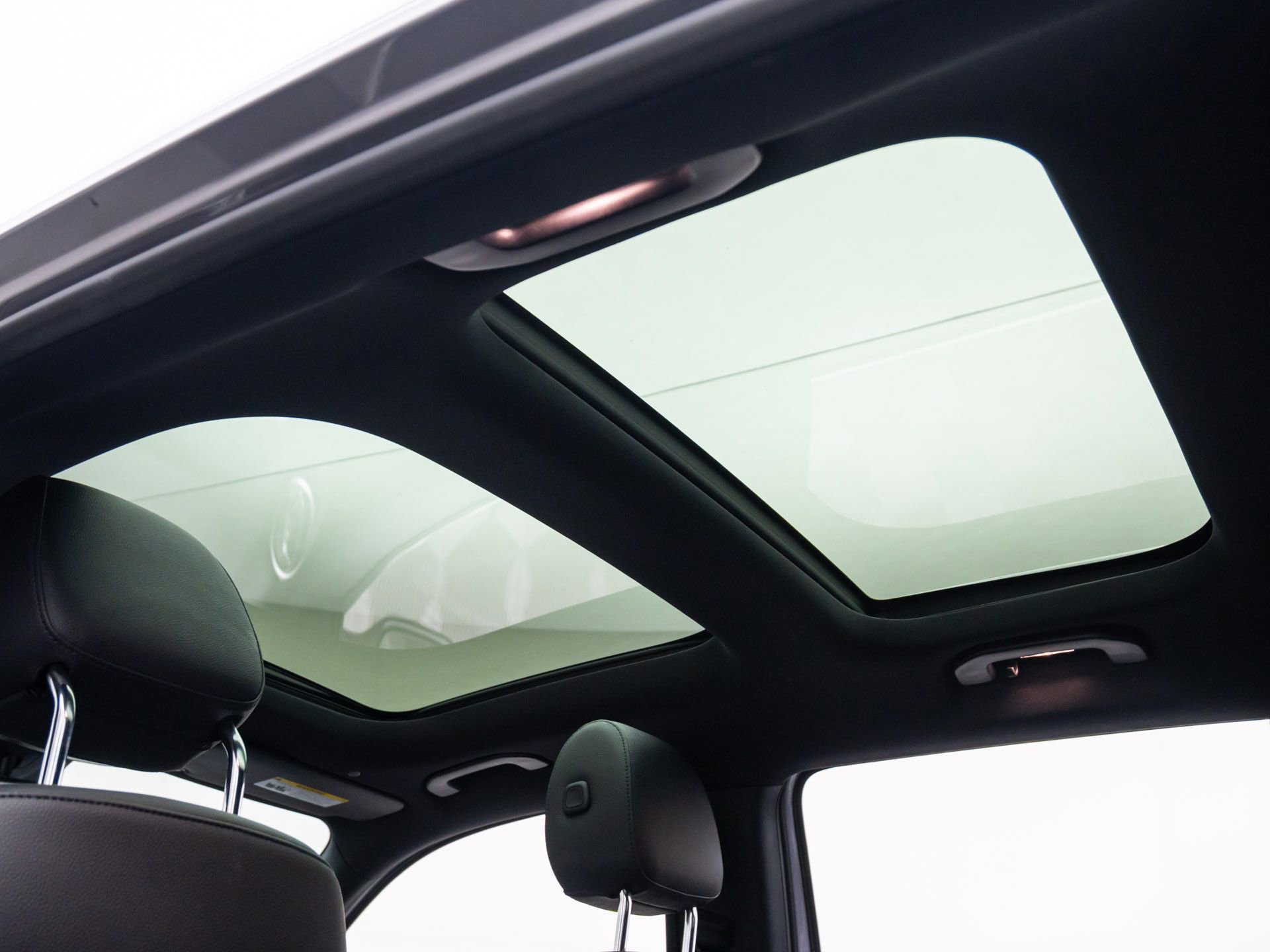 Used 2023 Mercedes-Benz EQB 300 4MATIC w/ Exclusive Package image 19