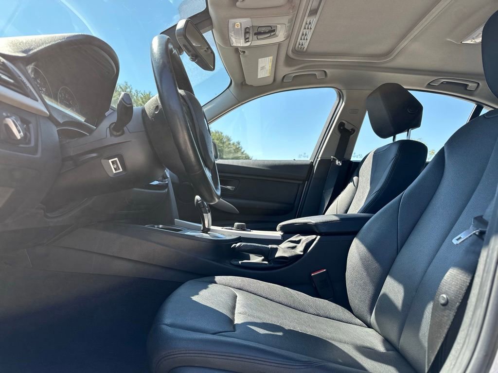 Used 2018 BMW 320i xDrive Sedan w/ Convenience Package AWD/4WD image 14