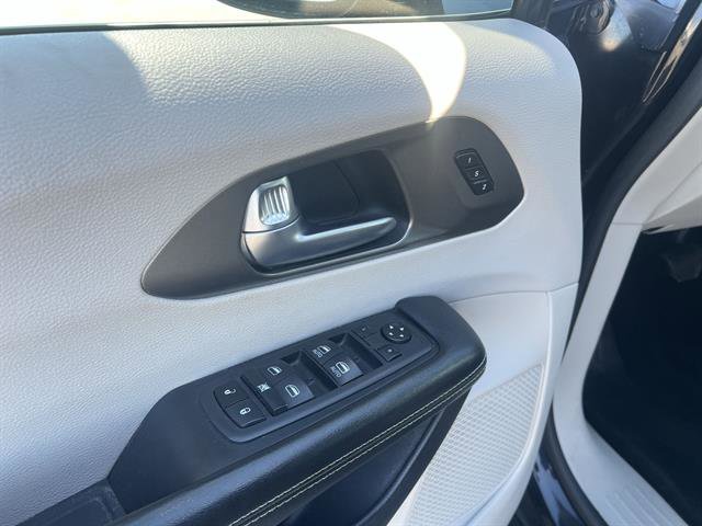 Used 2021 Chrysler Pacifica Touring-L image 15