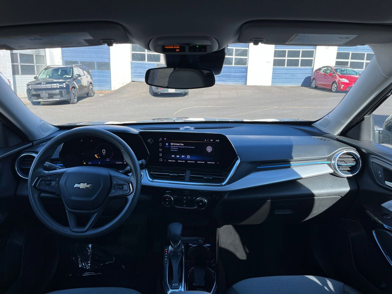 Used 2025 Chevrolet Trax LT FWD image 32