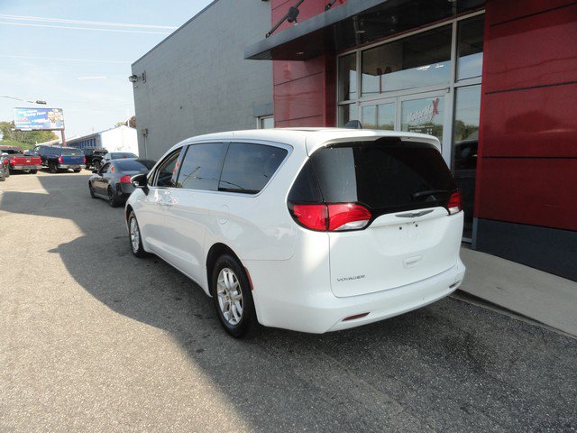 Used 2022 Chrysler Voyager LX image 2