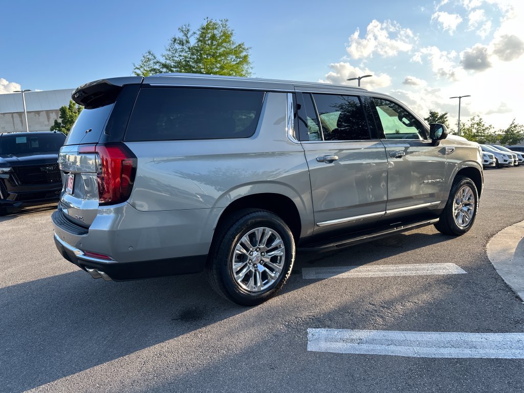 Used 2025 GMC Yukon XL Denali AWD/4WD image 9
