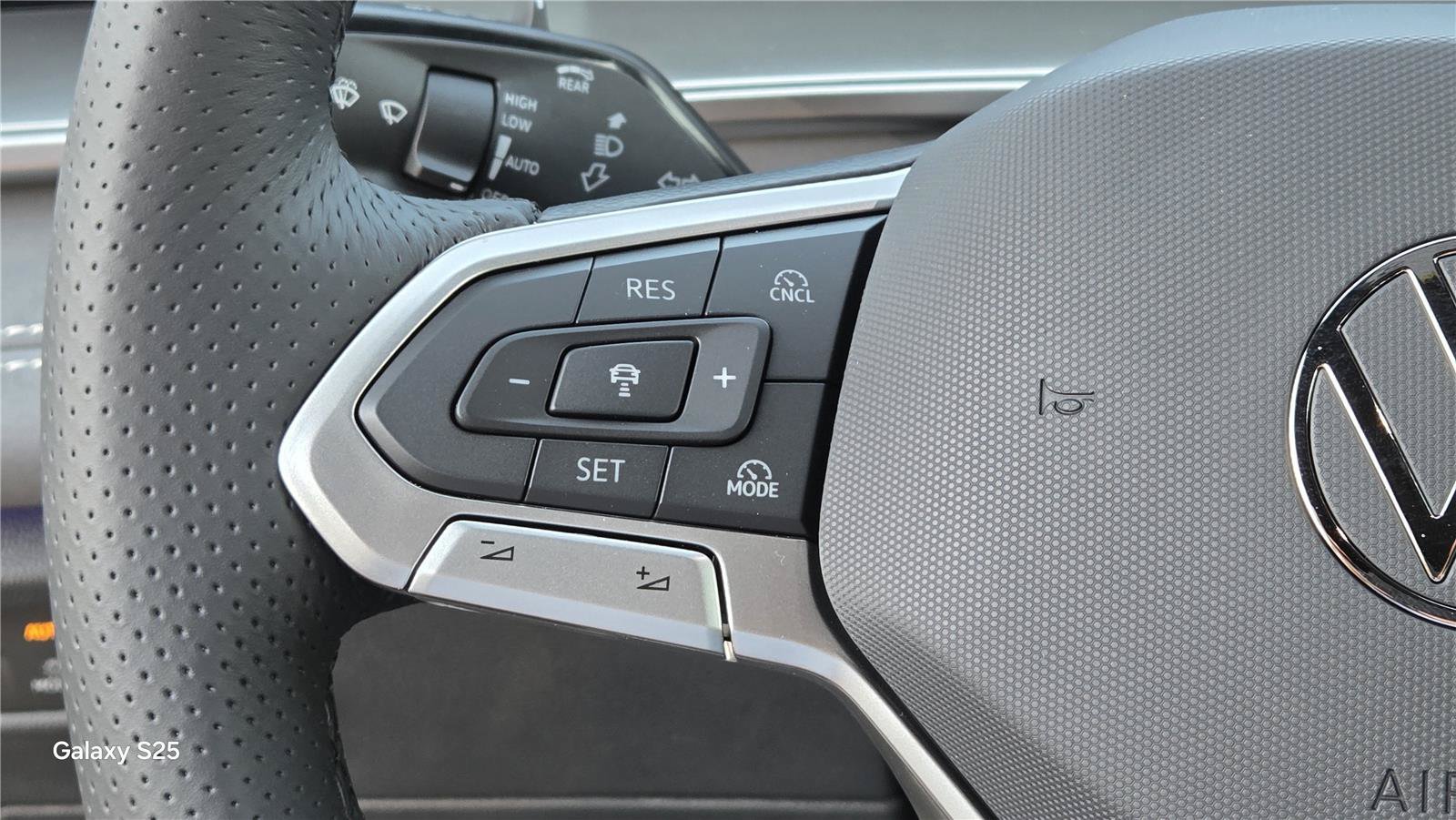 New 2026 Volkswagen Tiguan SE R-Line AWD/4WD image 18