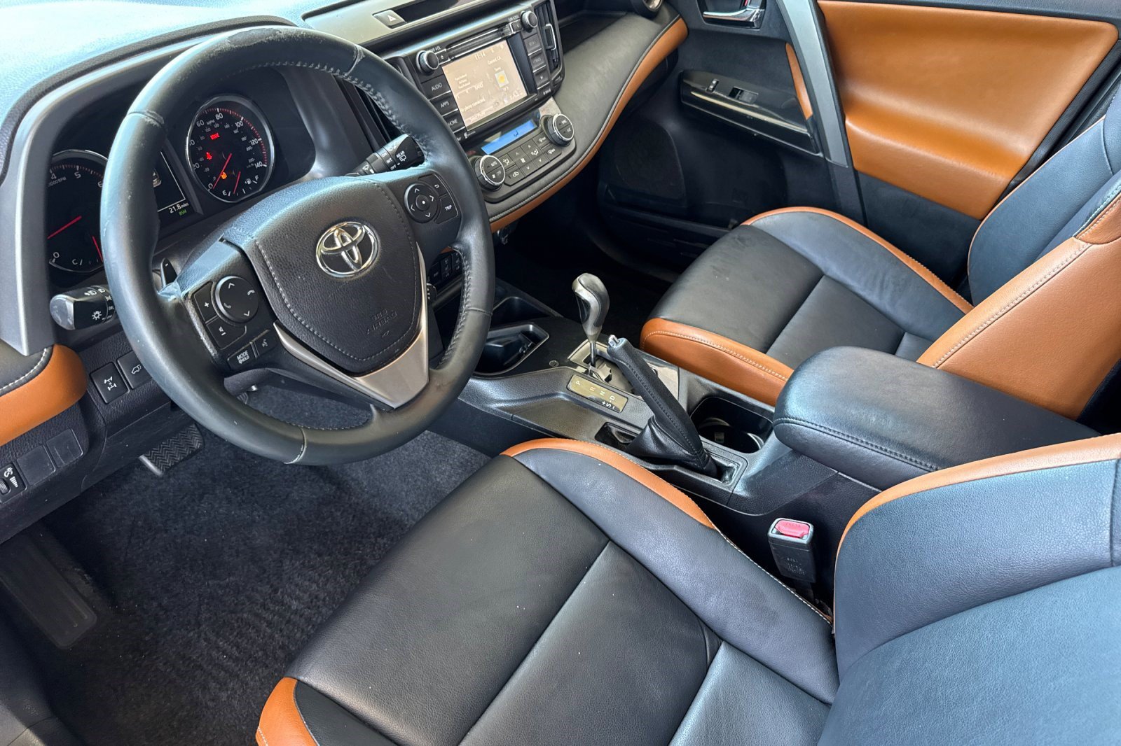 Used 2016 Toyota RAV4 SE AWD/4WD image 4