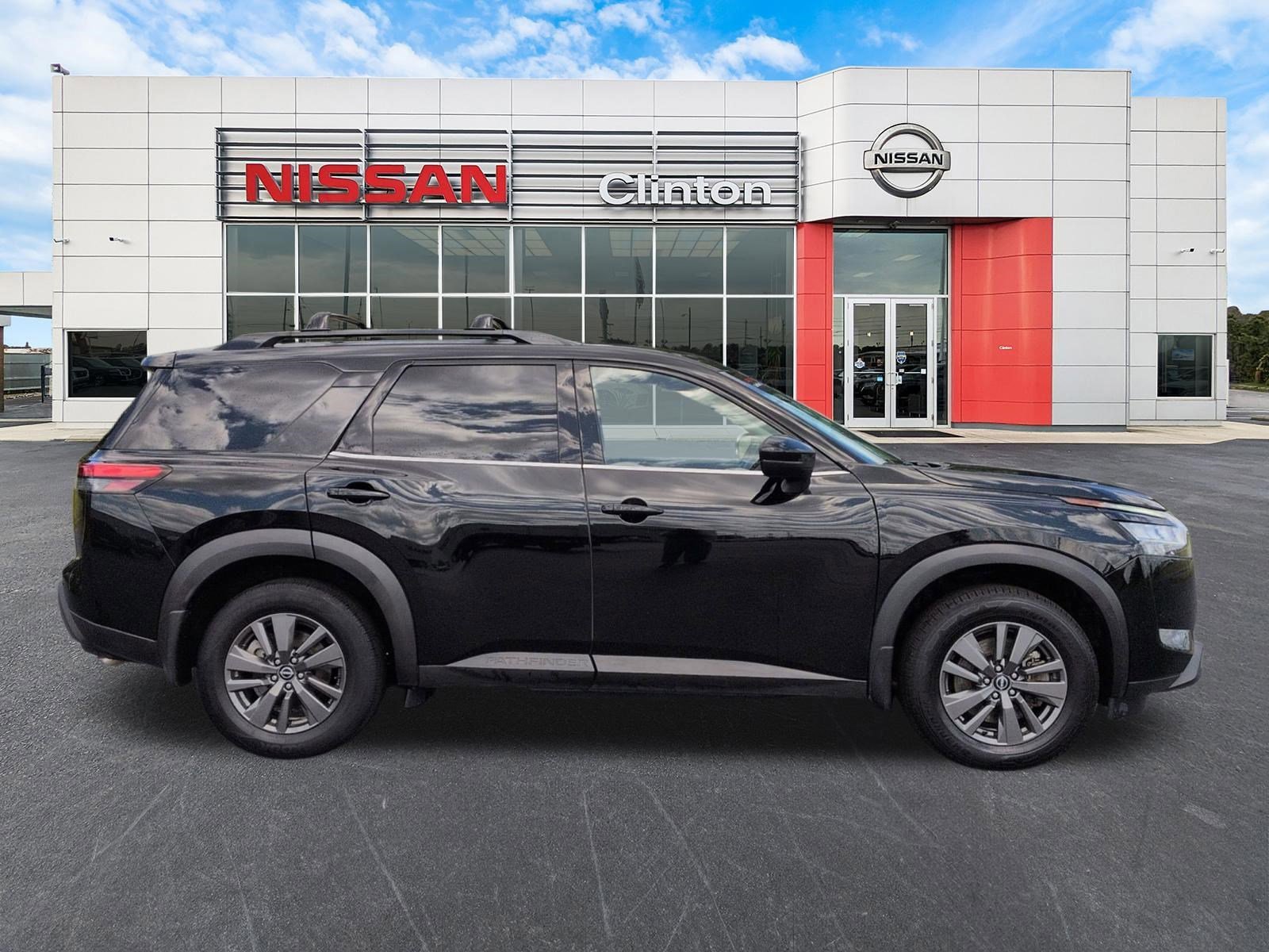 Used 2022 Nissan Pathfinder SV FWD image 2