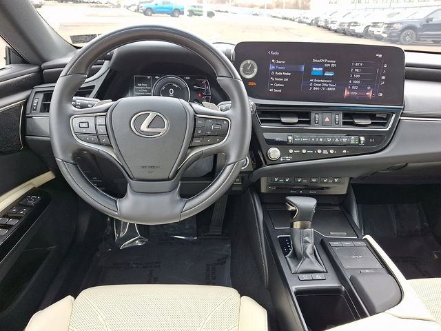 Used 2022 Lexus ES 300h w/ Accessory Package FWD image 11