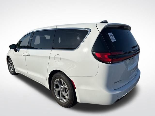 Used 2024 Chrysler Pacifica Limited image 3