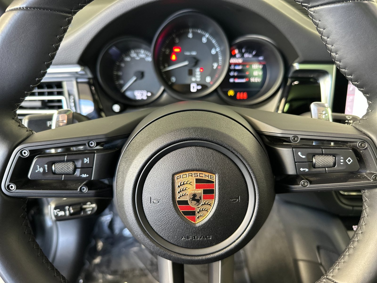 Certified 2024 Porsche Macan AWD/4WD image 27