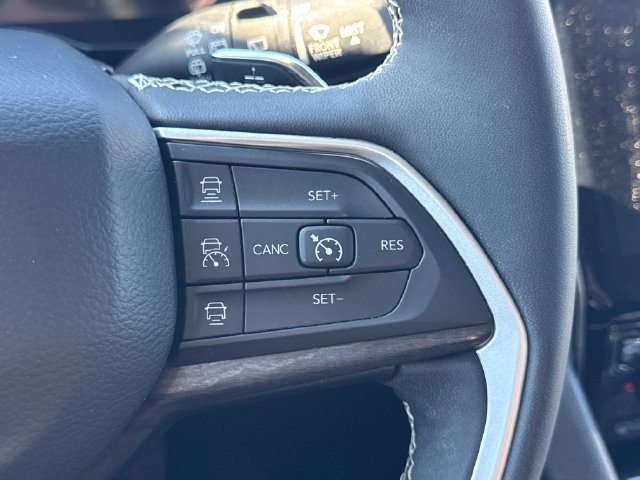 Used 2023 Jeep Grand Cherokee Limited AWD/4WD image 31