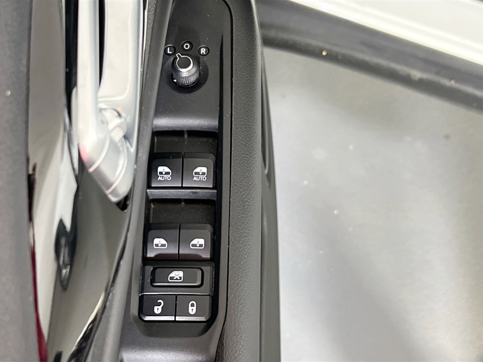 Used 2022 Jeep Compass Trailhawk w/ Trailhawk Convenience Group AWD/4WD image 17