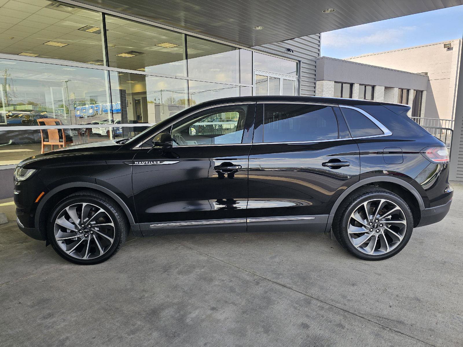 Used 2022 Lincoln Nautilus Reserve w/ Equipment Group 202A AWD/4WD image 2