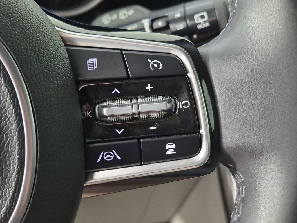 Used 2024 Kia Carnival EX FWD image 19