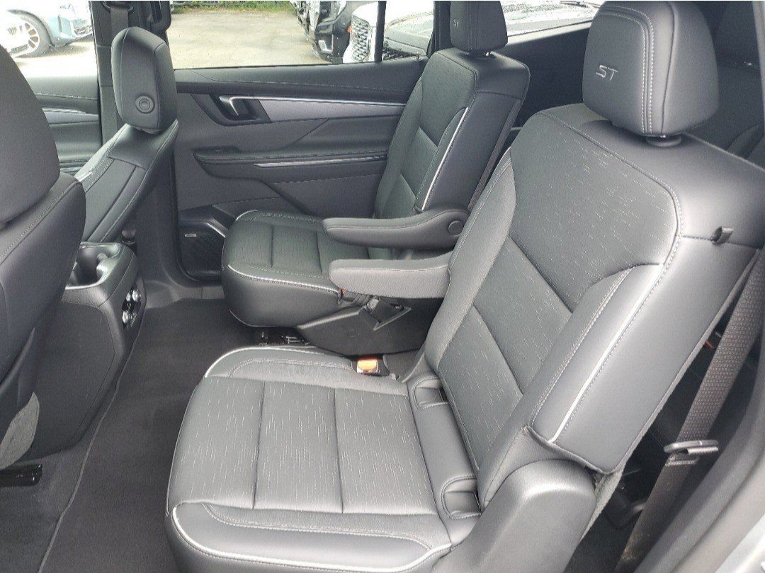 Used 2025 Buick Enclave Sport Touring w/ Power Package FWD image 12