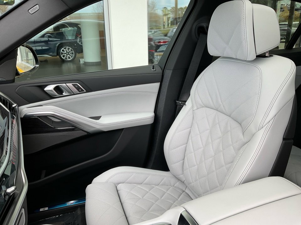 New 2026 BMW X6 xDrive40i w/ Climate Comfort Package image 28