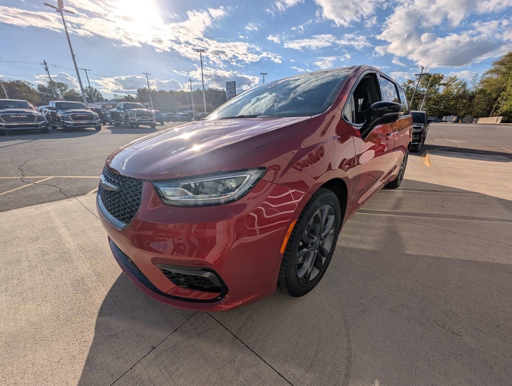 New 2026 Chrysler Pacifica Select image 8