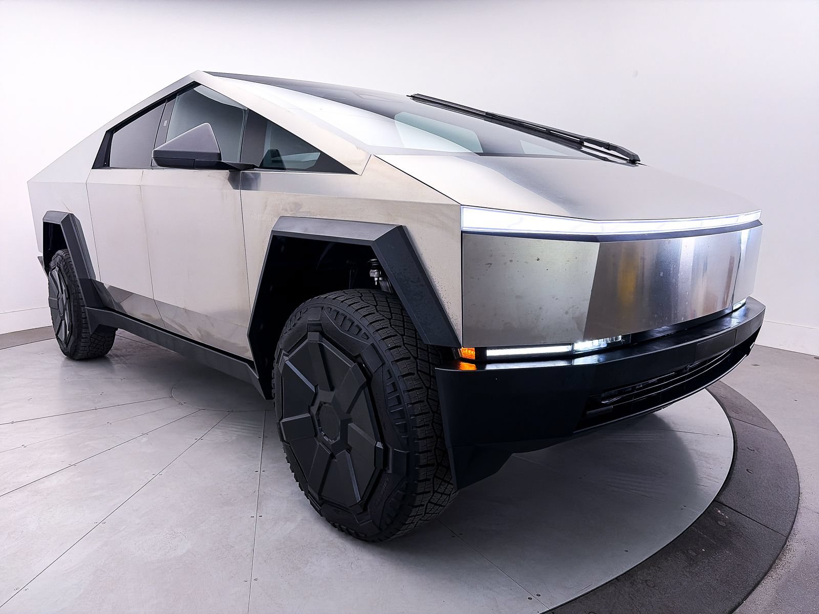 Used 2024 Tesla Cybertruck AWD Crew Cab image 11