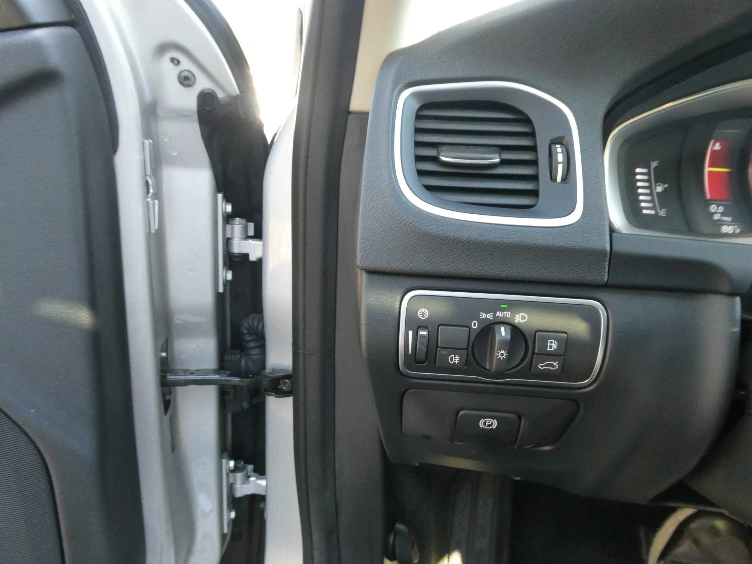 Used 2016 Volvo S60 T5 Premier w/ Convenience Package image 18