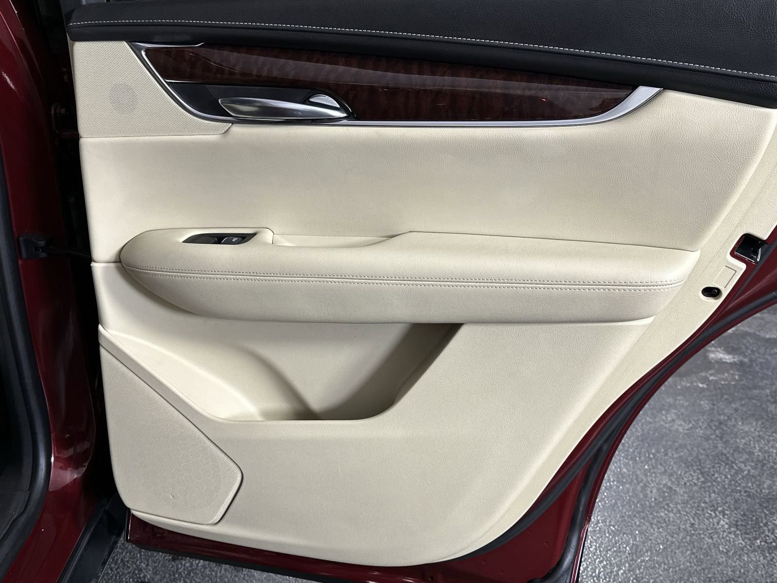 Used 2017 Cadillac XT5 Luxury w/ Driver Awareness Package image 32