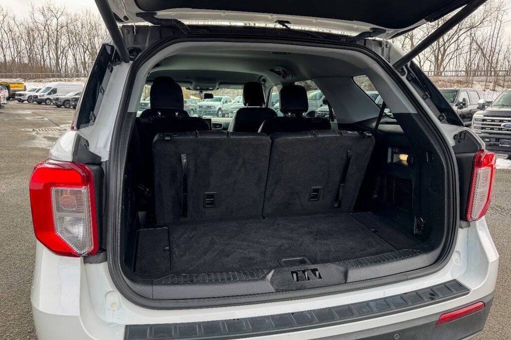 Used 2022 Ford Explorer XLT w/ Equipment Group 202A AWD/4WD image 17