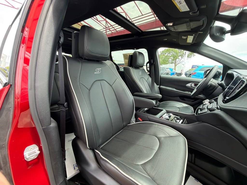 Used 2025 Chrysler Pacifica Limited w/ Uconnect Theater Family Group AWD/4WD image 41