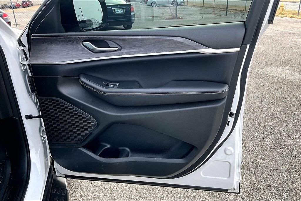 Used 2024 Jeep Grand Cherokee Limited w/ Black Appearance Package image 25