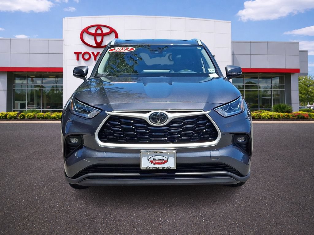Used 2023 Toyota Highlander XLE AWD/4WD image 2