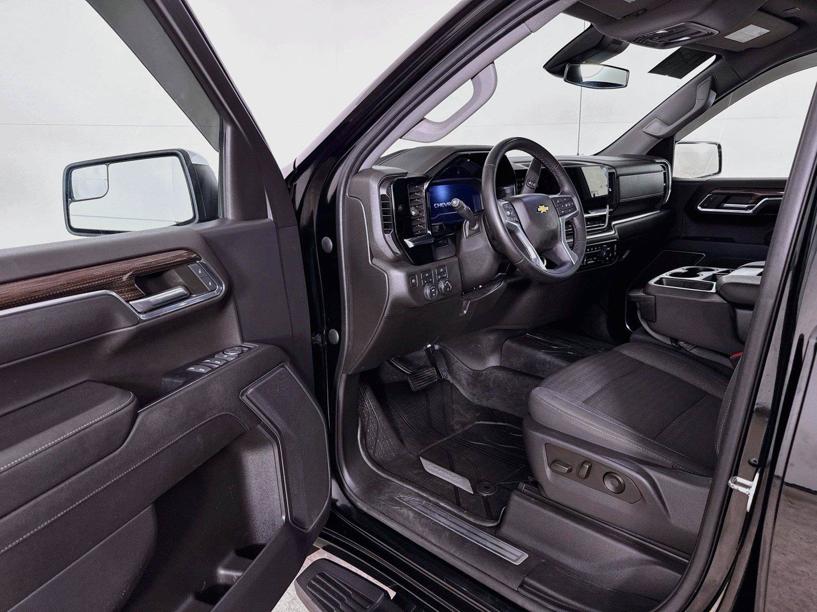 Used 2023 Chevrolet Silverado 1500 LT AWD/4WD image 3