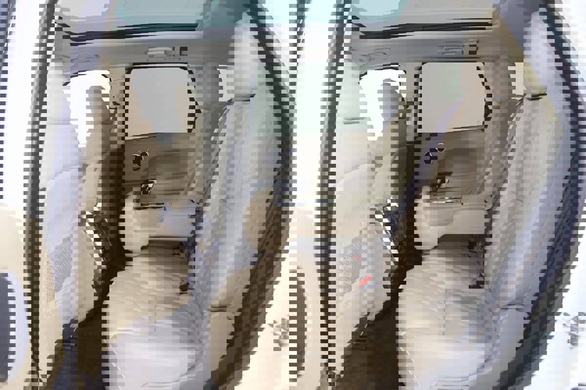 Used 2016 Land Rover Range Rover Sport SE image 45