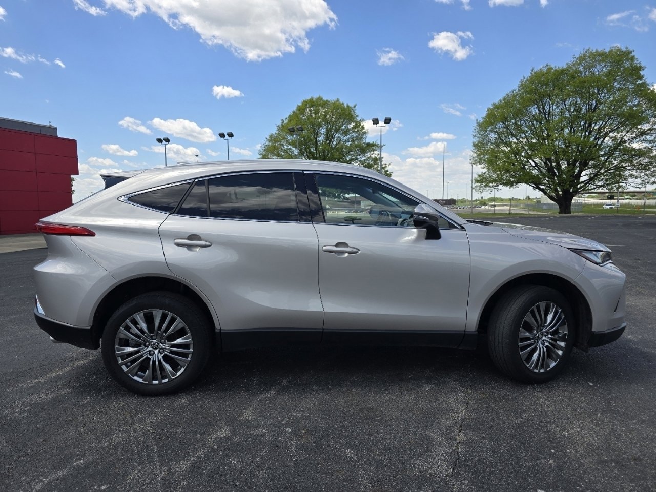 Used 2024 Toyota Venza XLE AWD/4WD image 18