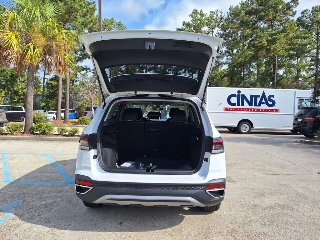 New 2025 Volkswagen Taos SE image 26