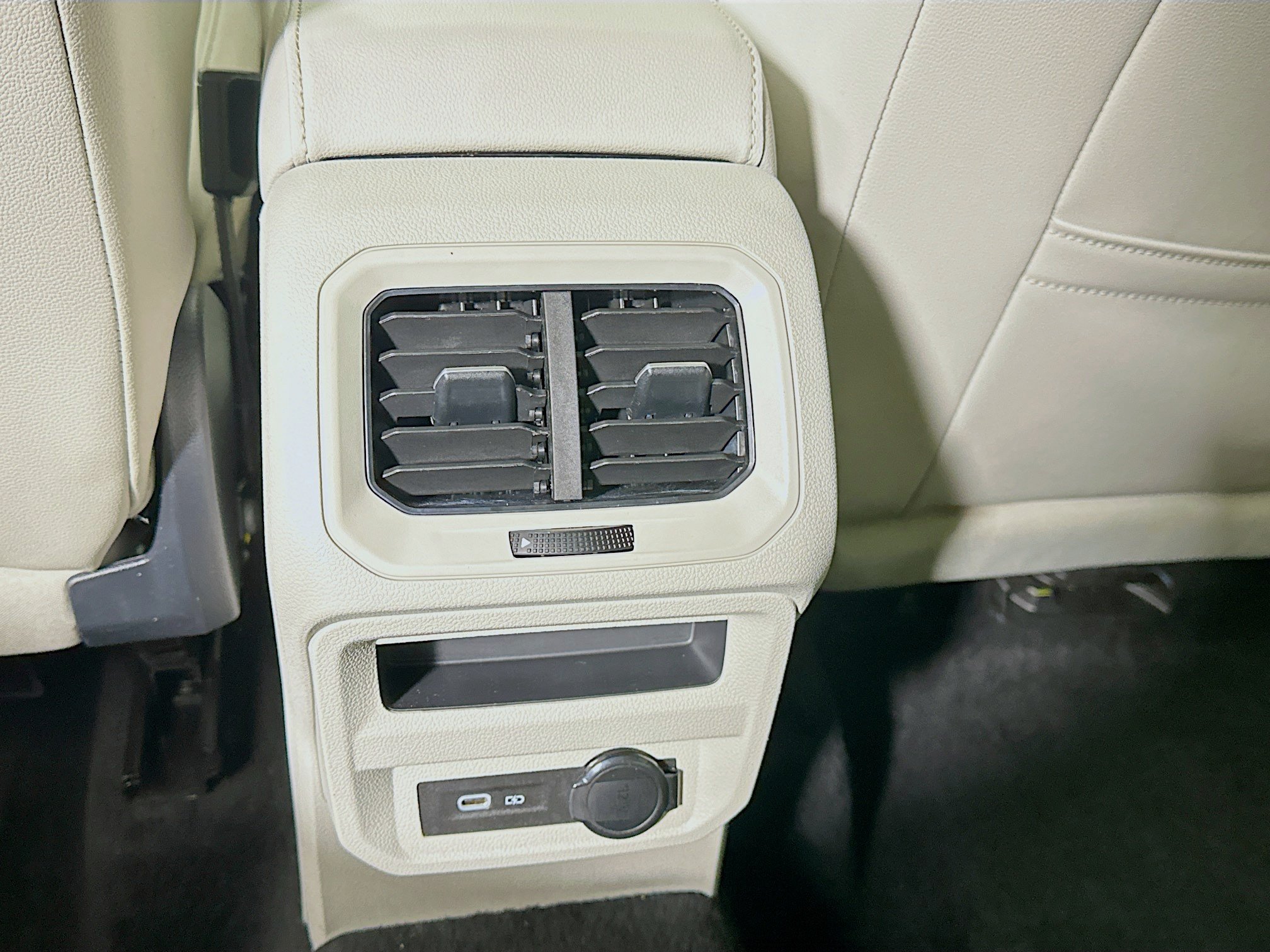 Used 2024 Volkswagen Tiguan SE FWD image 26