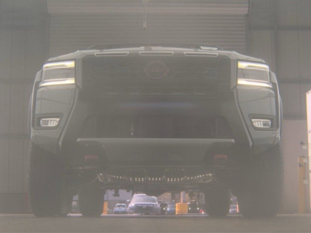 Used 2025 Nissan Frontier PRO-4X AWD/4WD image 2