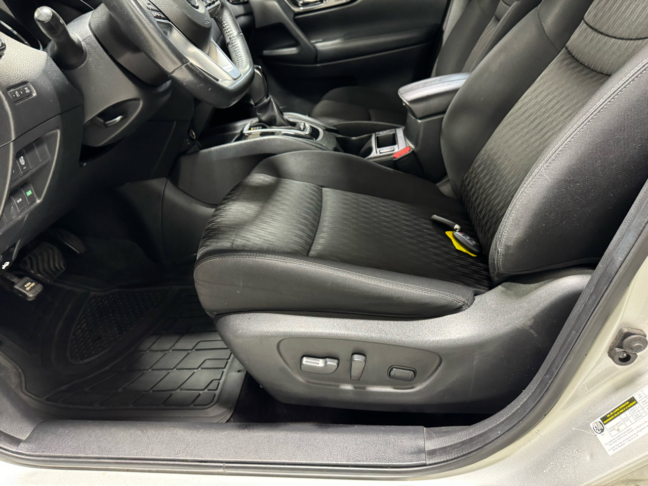 Used 2017 Nissan Rogue SV image 16