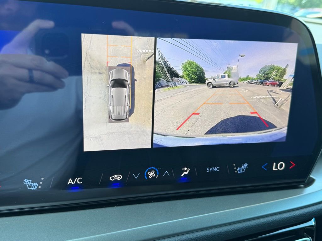 Used 2024 Chevrolet Traverse LT w/ Enhanced Driving Package image 56