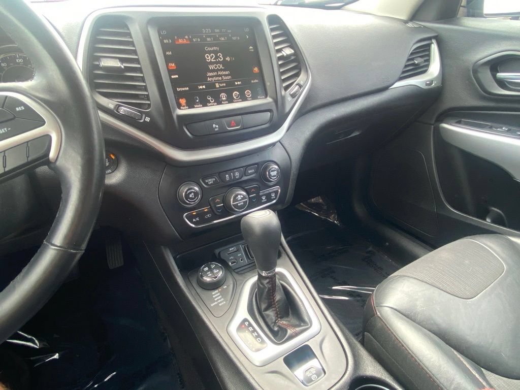 Used 2018 Jeep Cherokee Trailhawk AWD/4WD image 28
