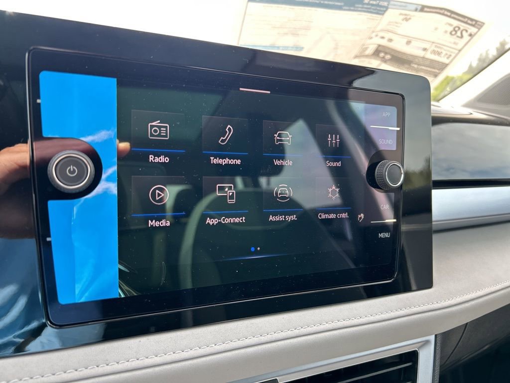 Used 2025 Volkswagen Taos SE image 27