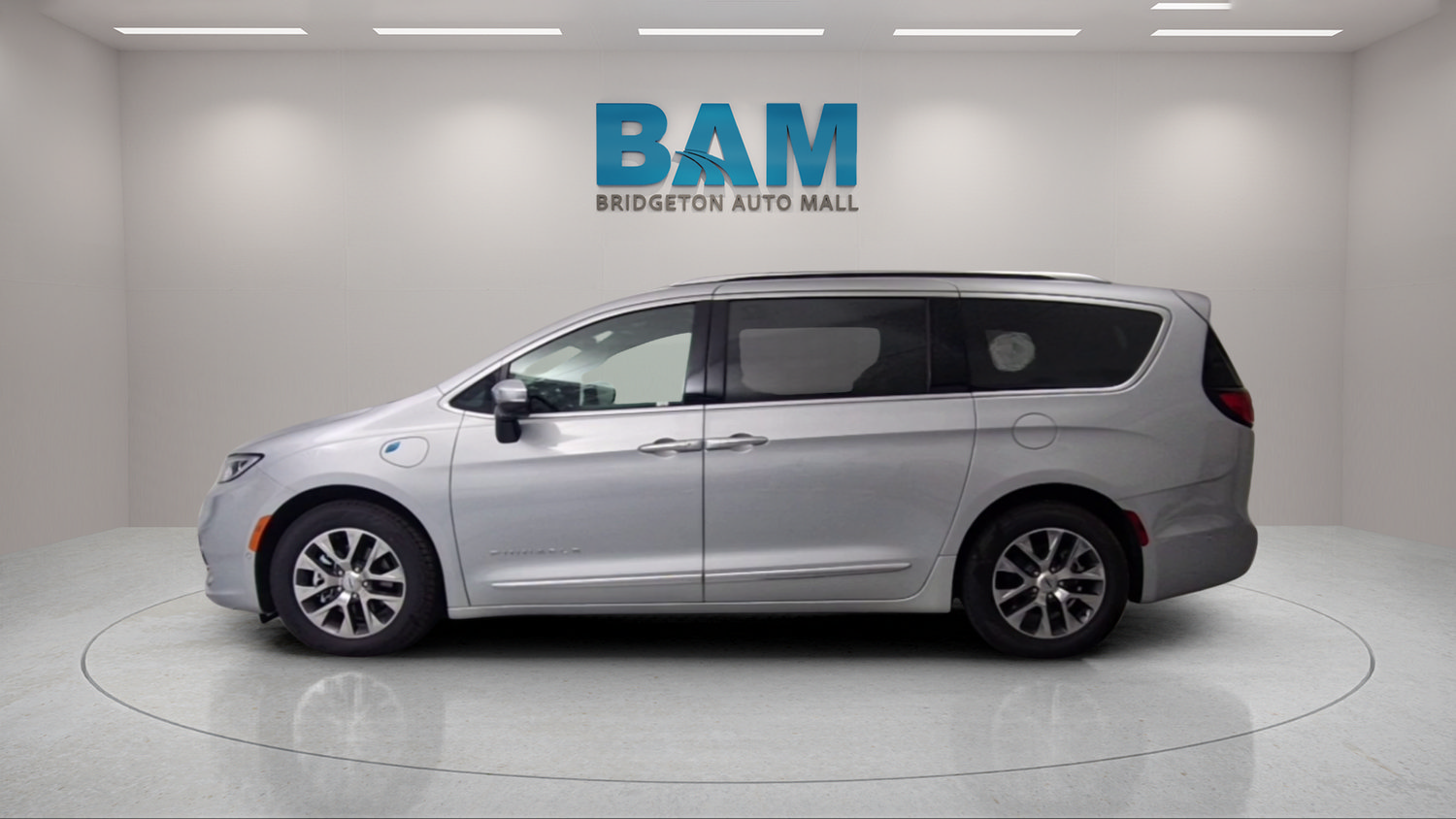 Used 2023 Chrysler Pacifica Pinnacle FWD image 4