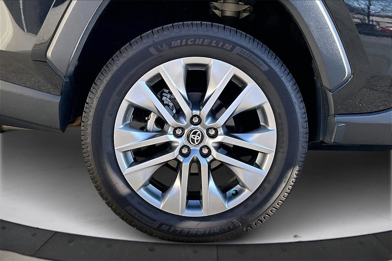 Used 2022 Toyota RAV4 XLE Premium image 35