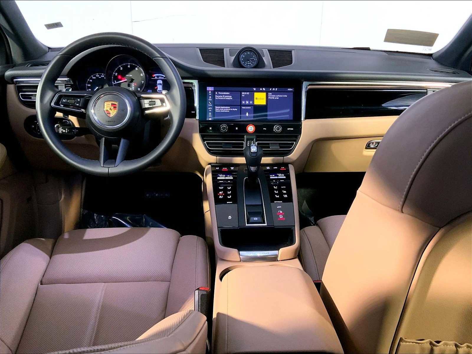 Certified 2025 Porsche Macan image 14