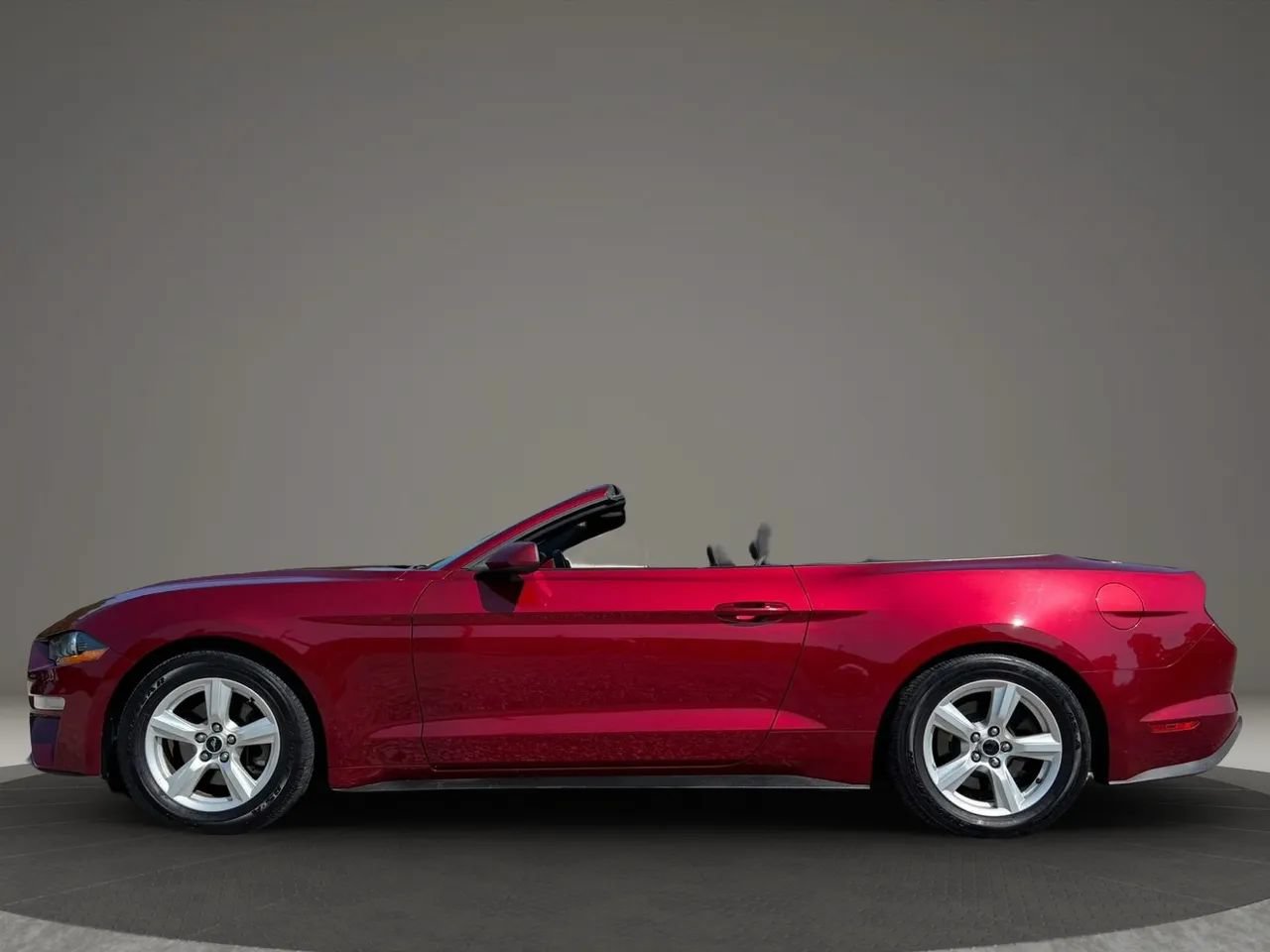 Used 2019 Ford Mustang Convertible RWD image 2