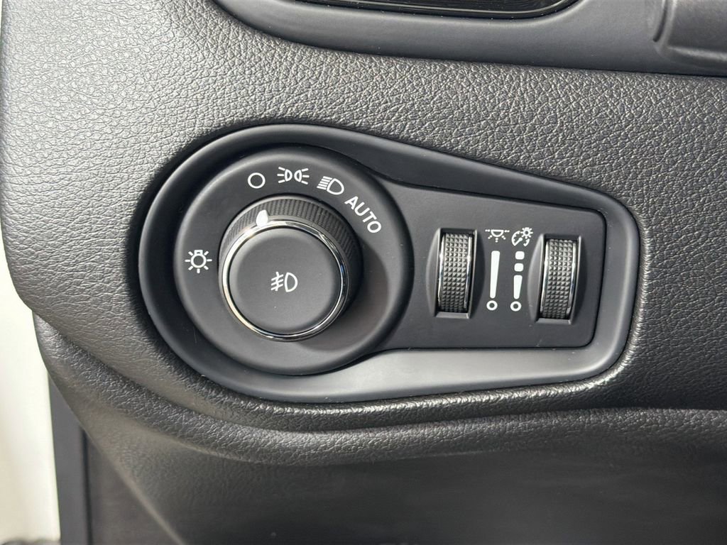 Used 2020 Jeep Renegade Altitude AWD/4WD image 13