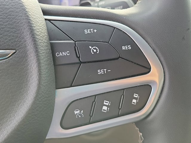 Used 2023 Chrysler Pacifica Touring-L image 25